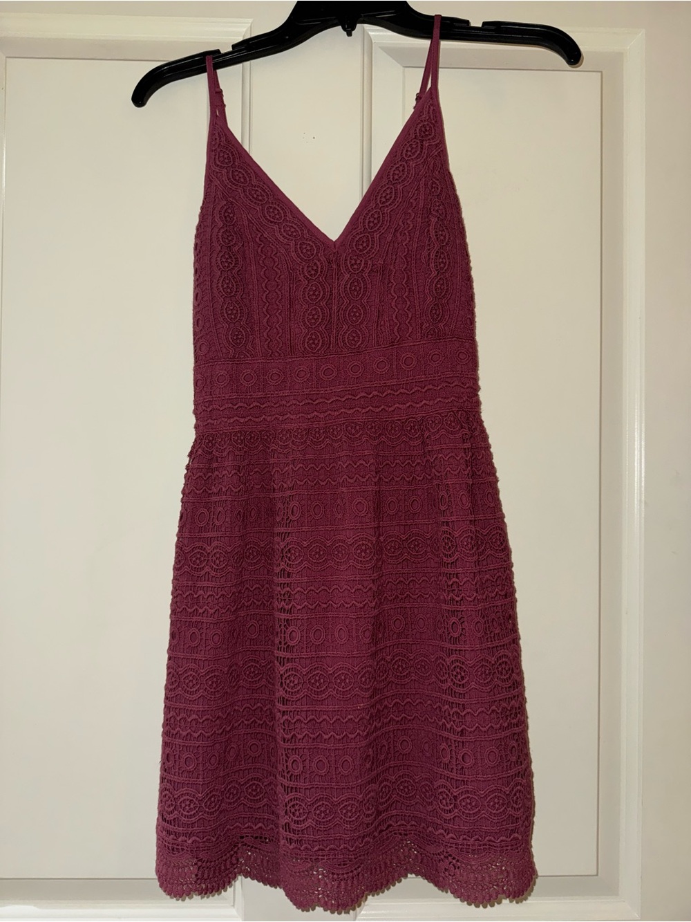 Abercrombie Sleeveless Crochet Lace V-Neck Dress in Soft Burgundy/Mauve Color